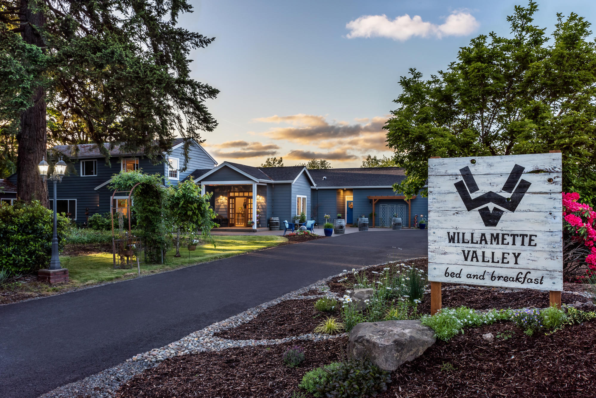 The Willamette Valley Bed and Breakfast sign and building.